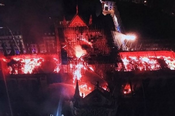 Devastador incendio en la Catedral de Notre Dame: La estructura fue salvada