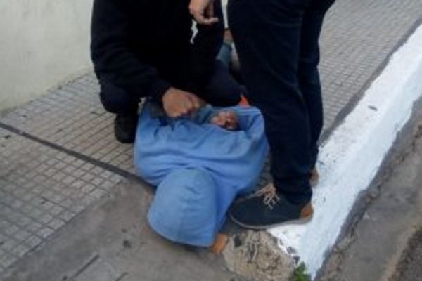 Depravado manoseó a una mujer e intentó pegarle en la vereda del Ministerio de Seguridad