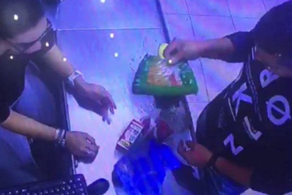 Insólito: Filmaron a policía robando mercaderías de un supermercado en Corrientes