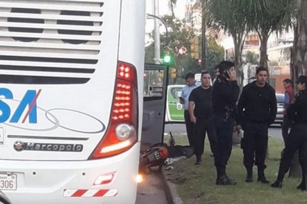 Motociclista perdió el control y cayó al intentar pasar a un colectivo en Av. 3 de Abril