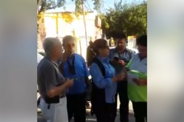 Policía increpó a un anciano durante un siniestro: Inspectores evitaron que lo agreda a golpes