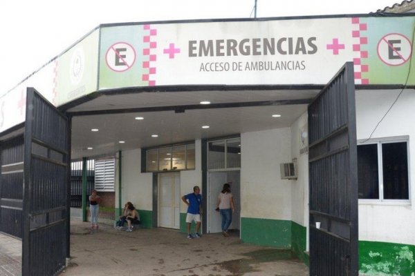 Imprudencia: Motociclista cruzó el semáforo en rojo y terminó chocando contra un remis