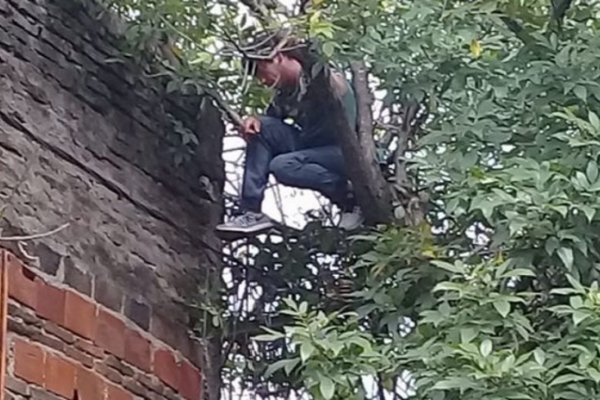 Amenazó con arrojarse sobre cables de electricidad tras ser despedido de una metalúrgica