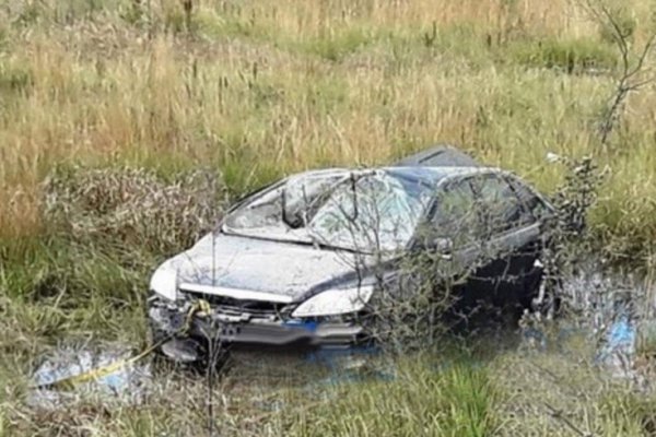 Esquina: un automóvil despistó y volcó al esquivar a un perro
