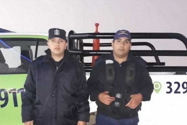 Policías hospitalizados tras asistir a una familia en un incendio