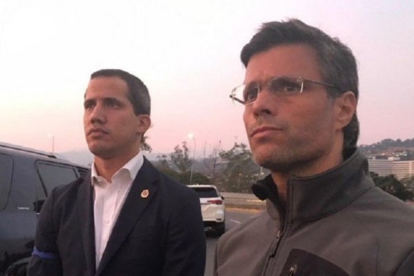 Juan Guaidó lanzó la fase final de la Operación Libertad rodeado de militares y convocó al pueblo a la base aérea La Carlota