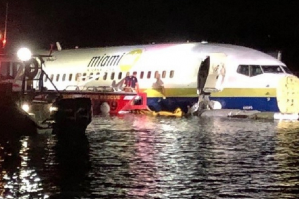Estados Unidos: un avión con 136 pasajeros despistó cuando intentaba aterrizar y cayó a un río