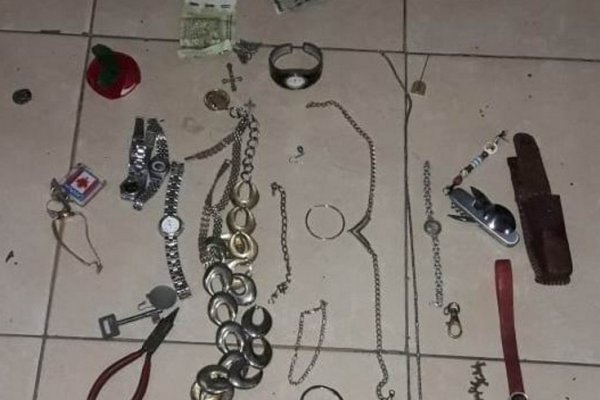 Policías evitaron robos en una casa y en un comercio