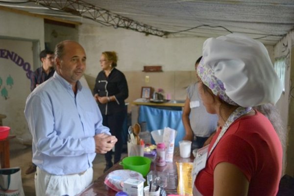 Mercedes: El intendente Caram visitó taller de Panaderia y Pastelería