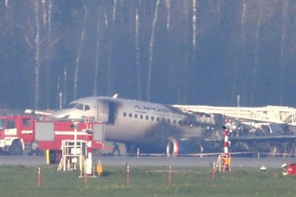 El piloto reveló la causa del incendio del avión que se accidentó en Moscú