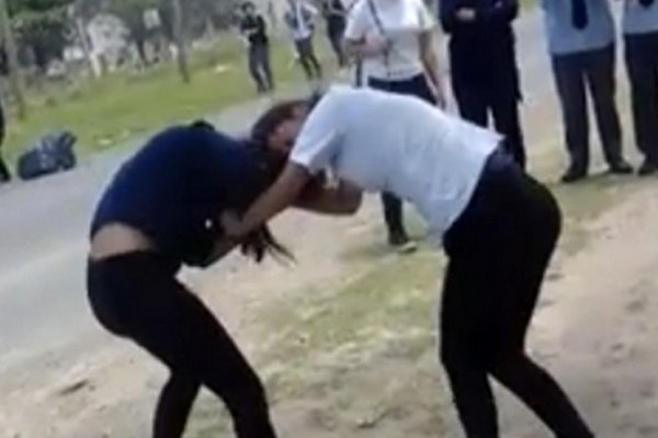 Alumnas deberán realizar labor conjunta luego de protagonizar una pelea