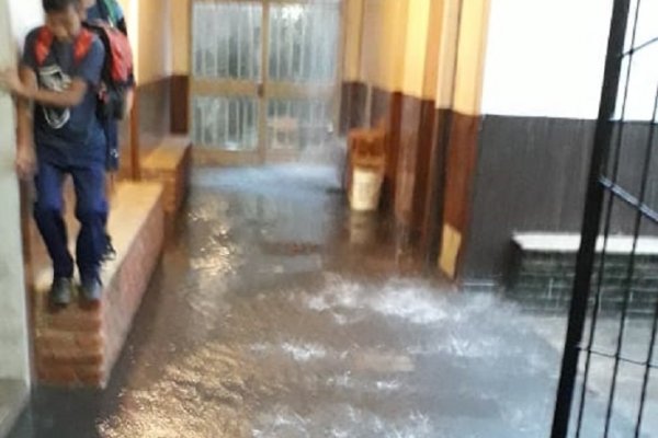 El agua tiene asistencia perfecta en la Escuela Normal de Itatí