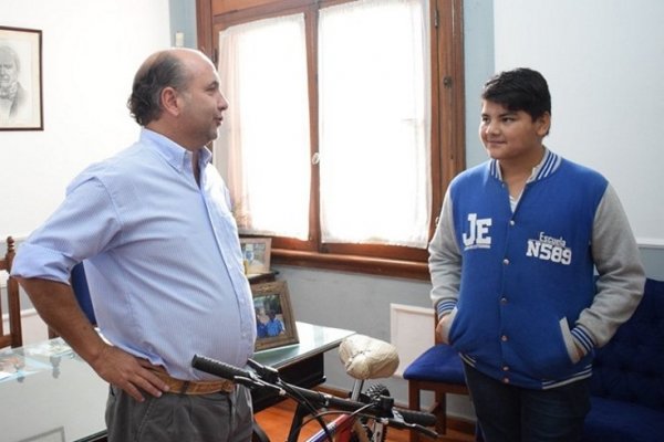 Mercedes: El intendente Caram entregó bicicleta a joven estudiante