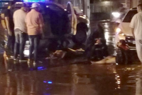 Una moto con tres ocupantes chocó contra un auto
