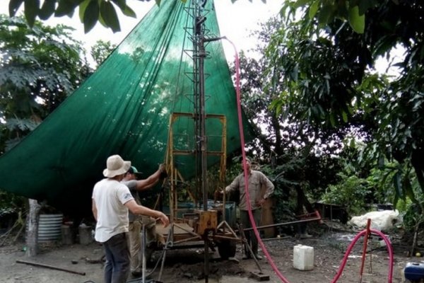 Un  productor agrícola, con acceso al agua