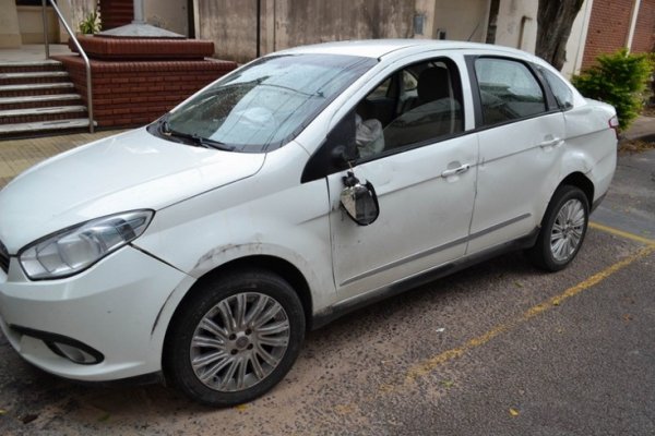 Conductor chocó vehículos estacionados, volcó y salió corriendo con su acompañante