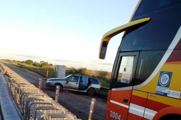Automóvil despistó y terminó contra el guardarrail del puente sobre el arroyo Iribú Cuá