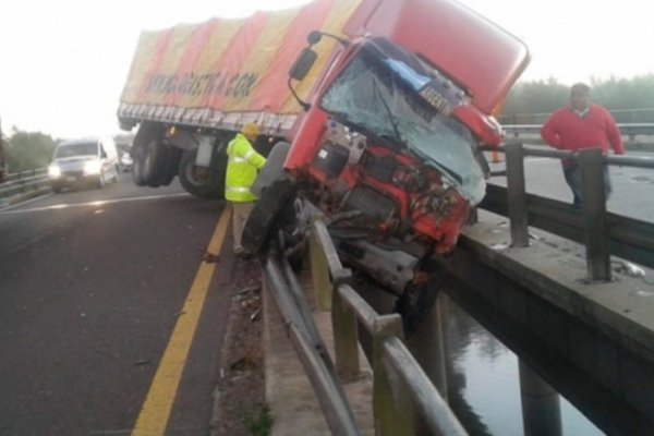 Camionero correntino se quedó dormido y casi cae de un puente