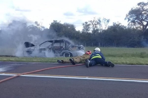 Remis se prendió fuego sobre ruta 12