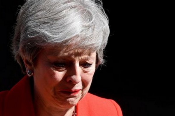La primera ministra británica Theresa May presentó su renuncia