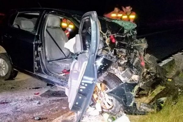 Un muerto y dos heridos en choque frontal entre un auto y un colectivo que provenía de Goya