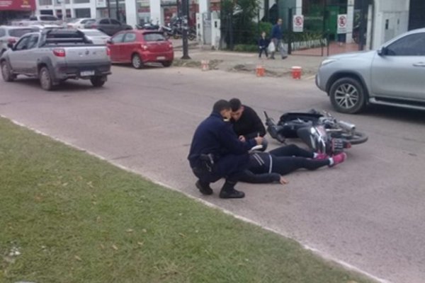 Motociclista sufrió lesiones al accidentarse en avenida 3 de Abril