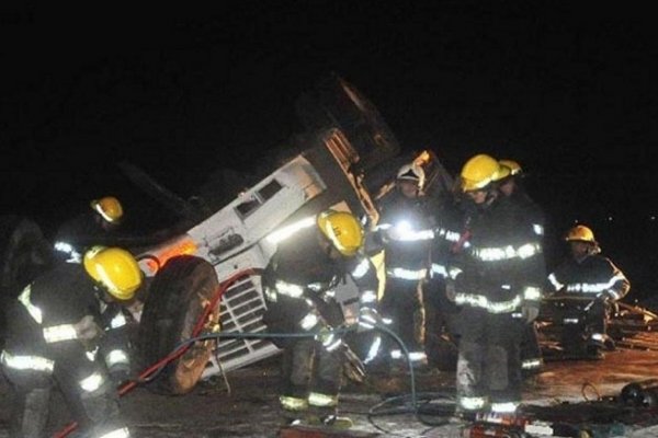 Camionero correntino murió al volcar tras esquivar bache