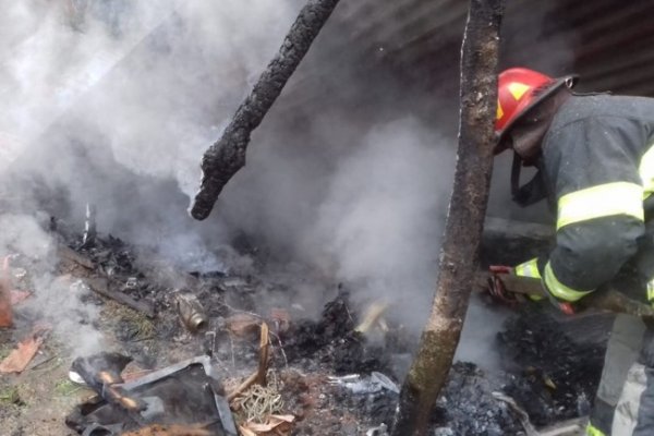 Precaria vivienda quedó destruida luego de un voraz incendio en Itatí