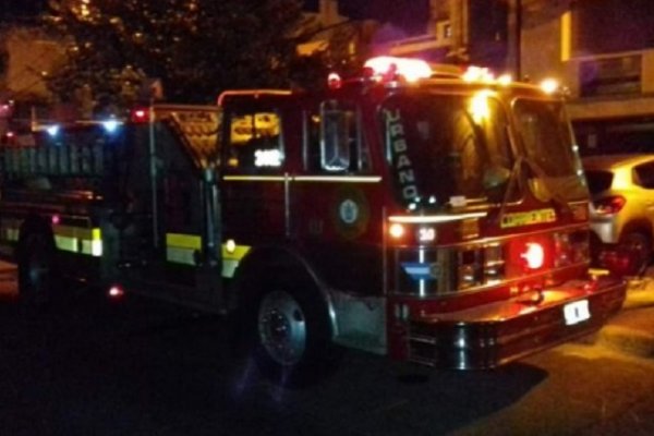 Bomberos ingresaron por la ventana de un departamento para rescatar a un hombre