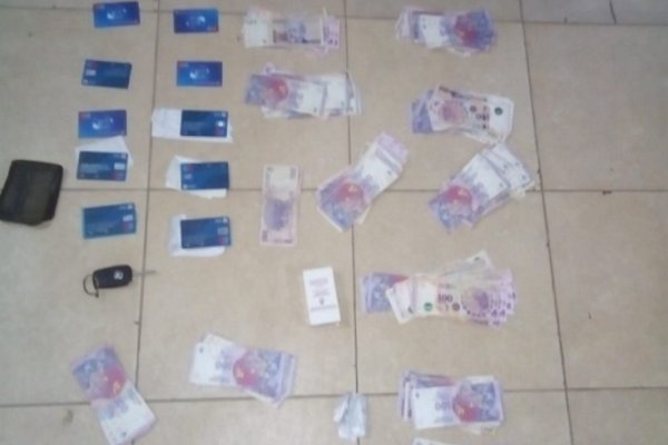 Detuvieron a un hombre con 10 tarjetas de débito y más de 34 mil pesos