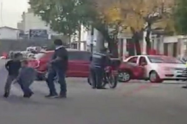 Fuerte choque entre dos autos en el barrio San Martín