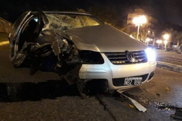 Debajo del puente General Belgrano: Conductor se accidentó, abandonó su auto y se fue corriendo