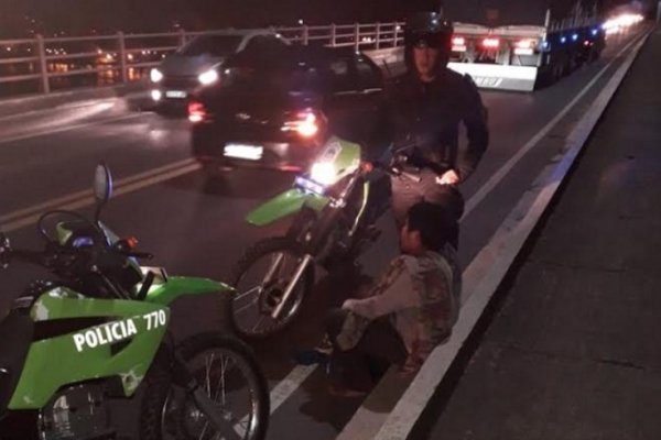 Rápida intervención policial evitó que un chaqueño se arroje del puente Interprovincial