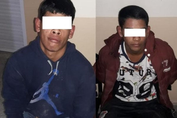 Policías sorprendieron a dos ladrones robando en un auto