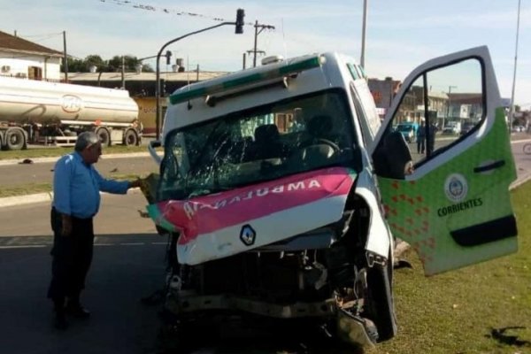 Tremendo choque entre una ambulancia y una moto en avenida Independencia: cuatro heridos graves