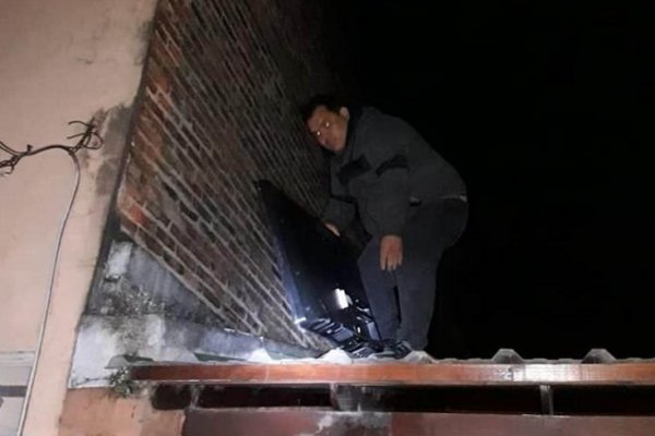 Encontraron un televisor sobre el techo de un inquilinato