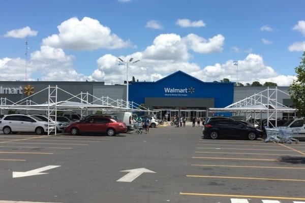 Corrientes: dos delincuentes robaron $8000 en el estacionamiento de un hipermercado