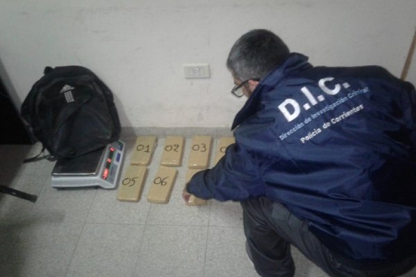 Narcos en moto arrojaron ladrillos de marihuana al ser perseguidos por la Policía