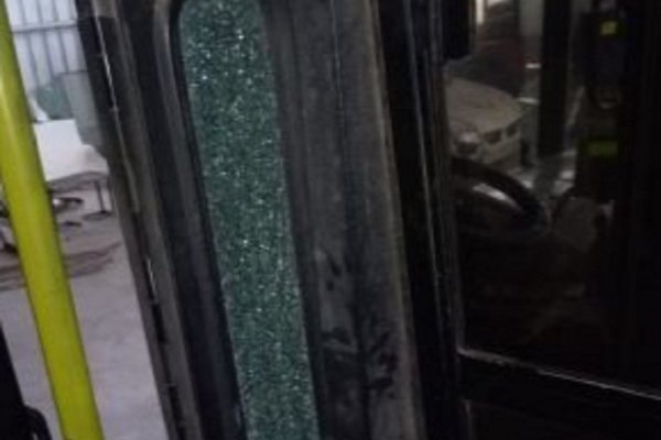 Violento ataque a un colectivo frente a la Tipoití