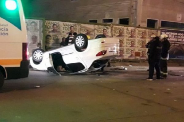 Conductor despistó y volcó con su auto en avenida Independencia
