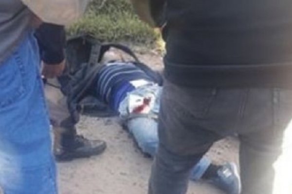 Motociclista herido tras chocar contra un carro