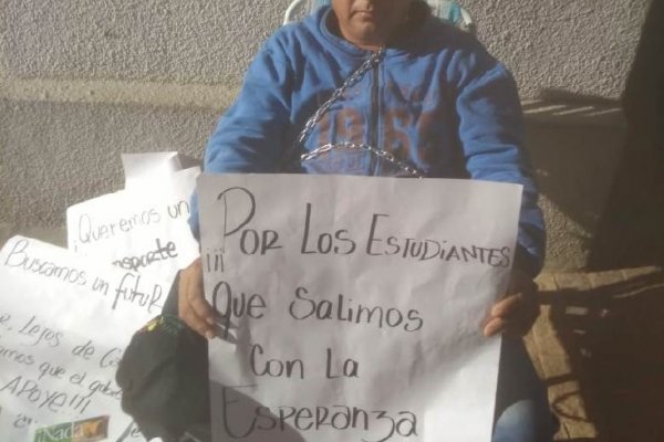 Un padre se encadenó frente al municipio de Paso de la Patria pidiendo transporte escolar