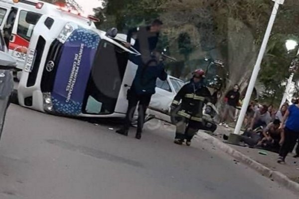 Camioneta del Servicio Penitenciario chocó y volcó cerca de la Costanera de Goya