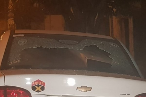 Llamativo: Tres vehículos aparecieron con los vidrios rotos