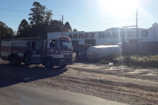 Volcó un camión con gas licuado frente a una planta arrocera por ruta 12