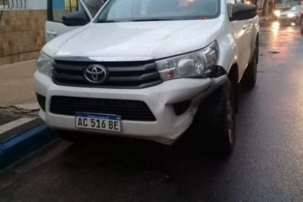 Choque en pleno centro deja dos vehículos afectados