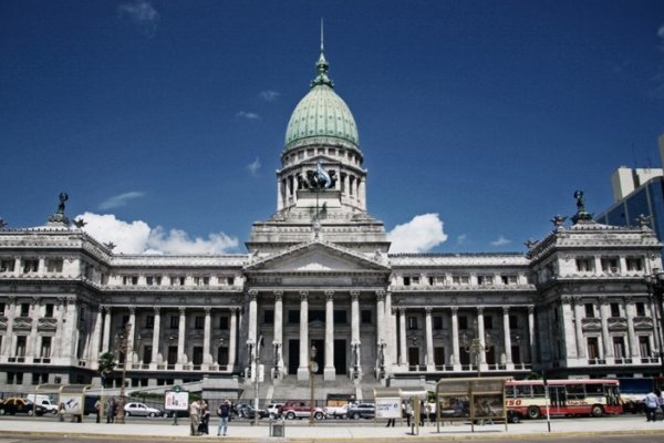 Cristina Kirchner y Sergio Massa solicitaron que se impida la compra de dólares para legisladores