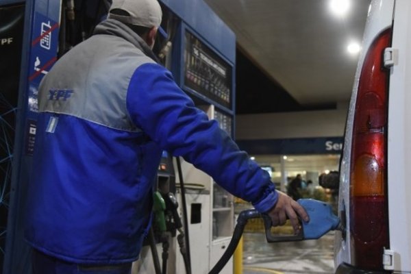 Postergan la suba de un impuesto al combustible