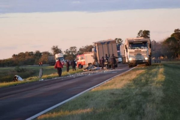 San Roque: Choque frontal entre un camión y un colectivo dejó un muerto y 12 heridos