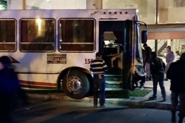 Robaron un colectivo Chaco-Corrientes y chocaron varios automóviles